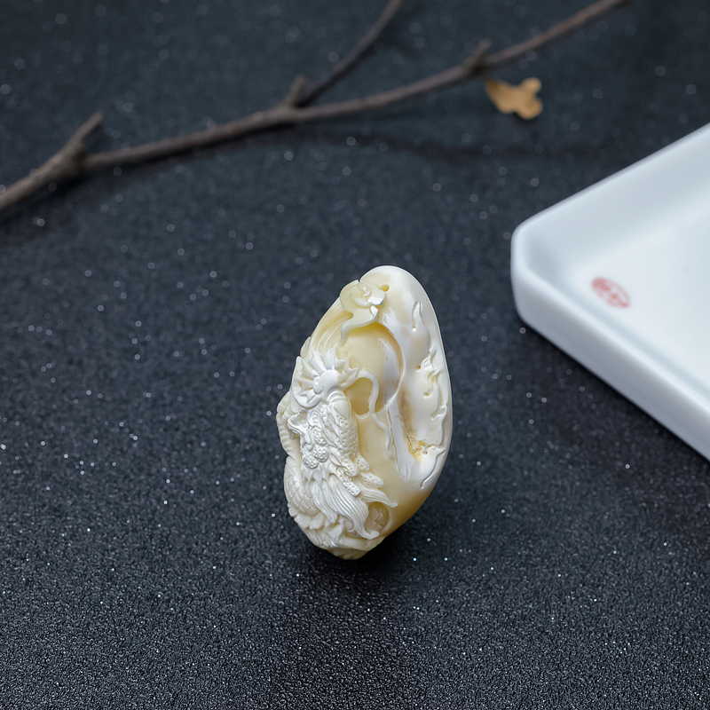 白蜜龙吊坠-红掌柜