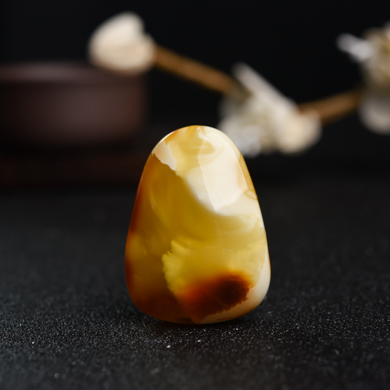 带皮白花蜜蜡随形吊坠-红掌柜