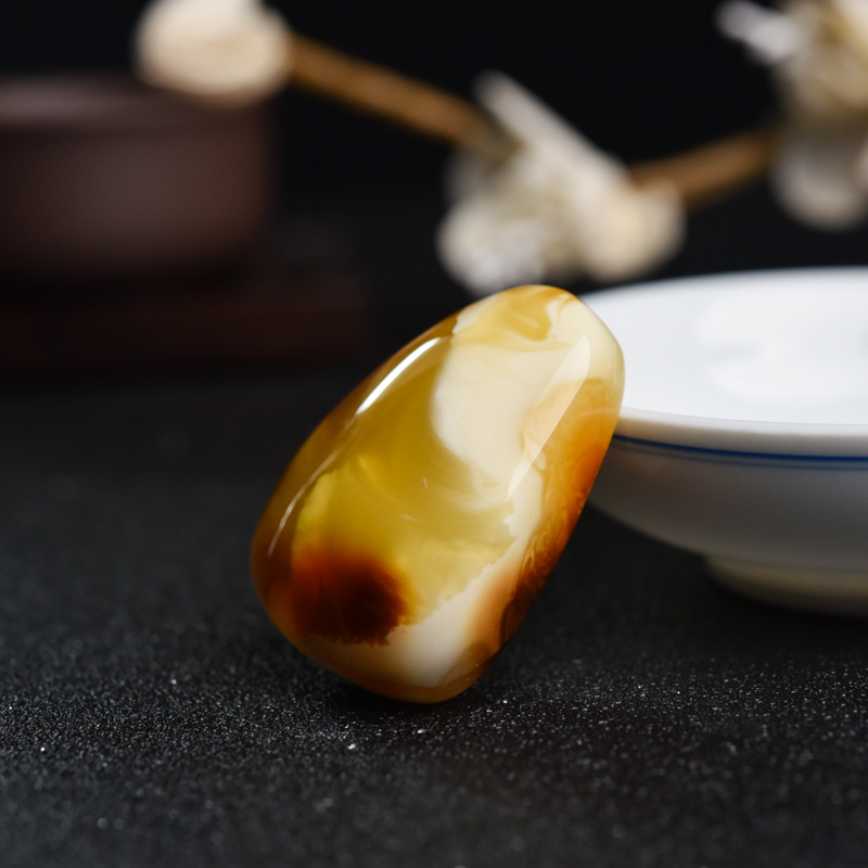 带皮蜜蜡随形吊坠-红掌柜