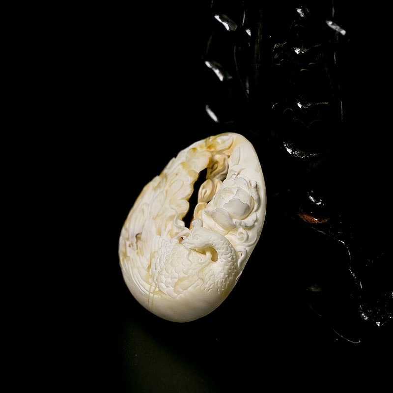 白蜜镂雕孔雀吊坠-红掌柜