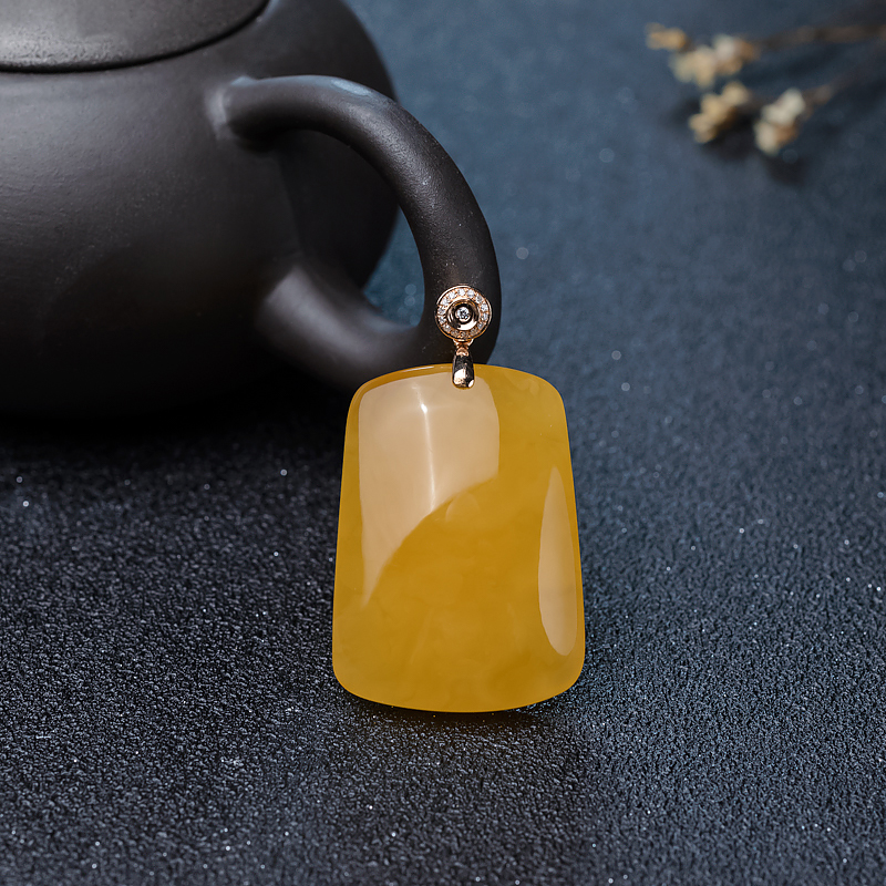 18K金镶钻天然鸡油黄蜜蜡无事牌吊坠-红掌柜