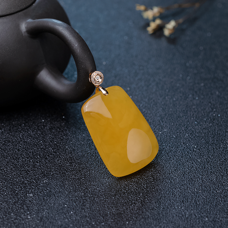 18K金镶钻鸡油黄蜜蜡无事牌吊坠-红掌柜