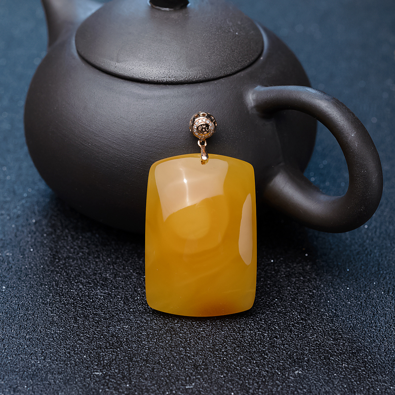 18K金镶钻天然鸡油黄蜜蜡无事牌吊坠-红掌柜