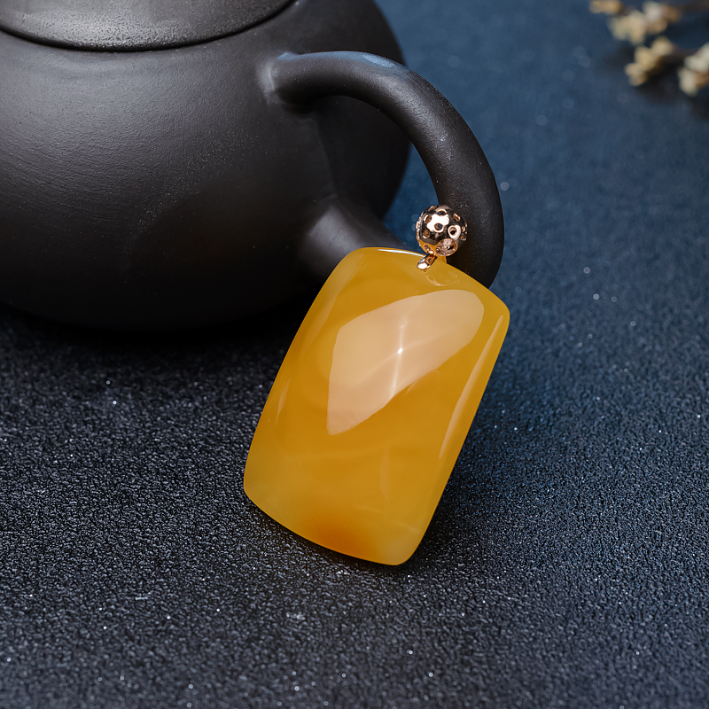 天然鸡油黄蜜蜡无事牌吊坠-红掌柜