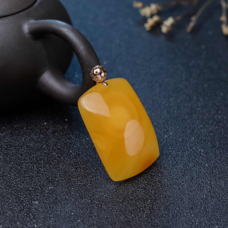 18K金镶钻鸡油黄蜜蜡无事牌吊坠-红掌柜