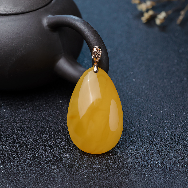 18K金镶钻天然鸡油黄蜜蜡随形吊坠-红掌柜