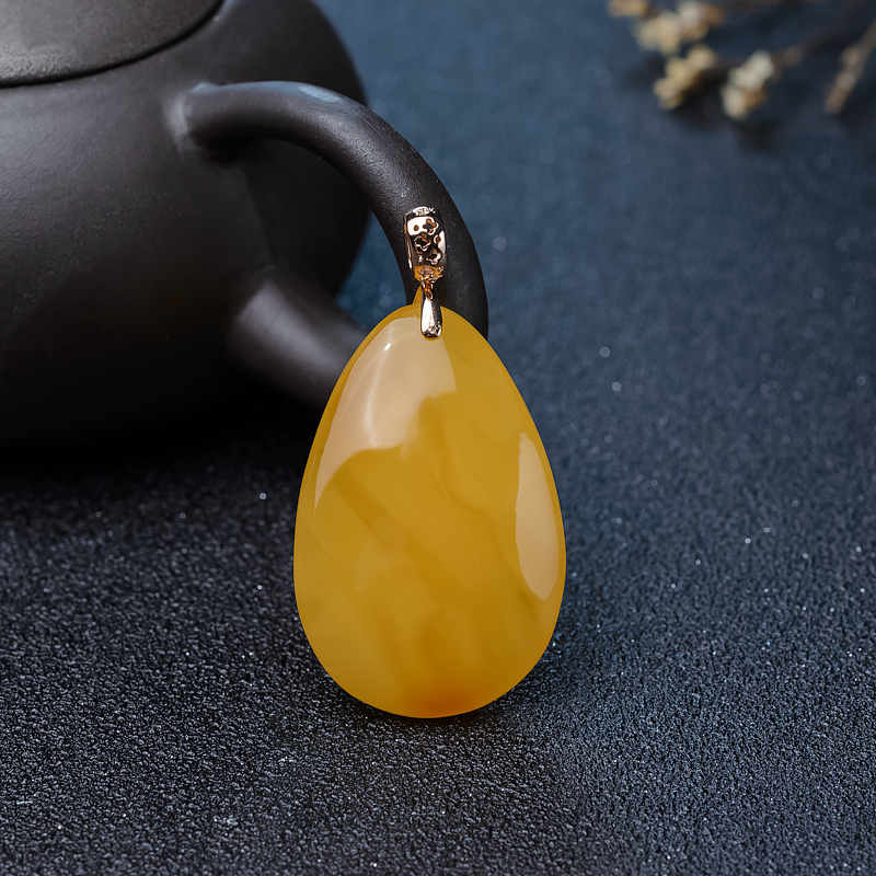 18K金镶钻鸡油黄蜜蜡随形吊坠-红掌柜