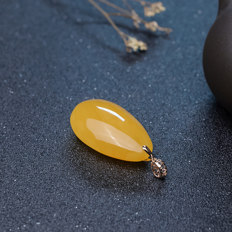 鸡油黄蜜蜡随形吊坠-红掌柜