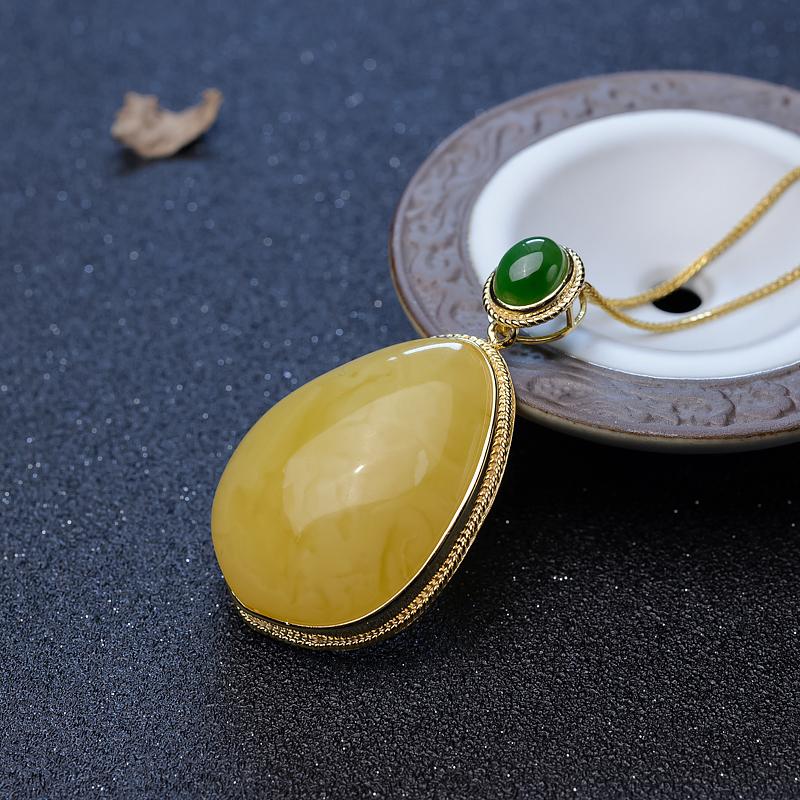 鸡油黄蜜蜡随形吊坠-红掌柜