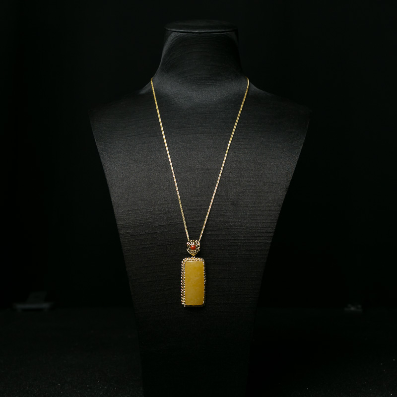 银镶鸡油黄蜜蜡无事牌吊坠-红掌柜