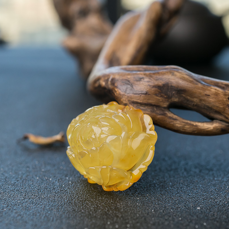 俏色蜜蜡花吊坠-红掌柜