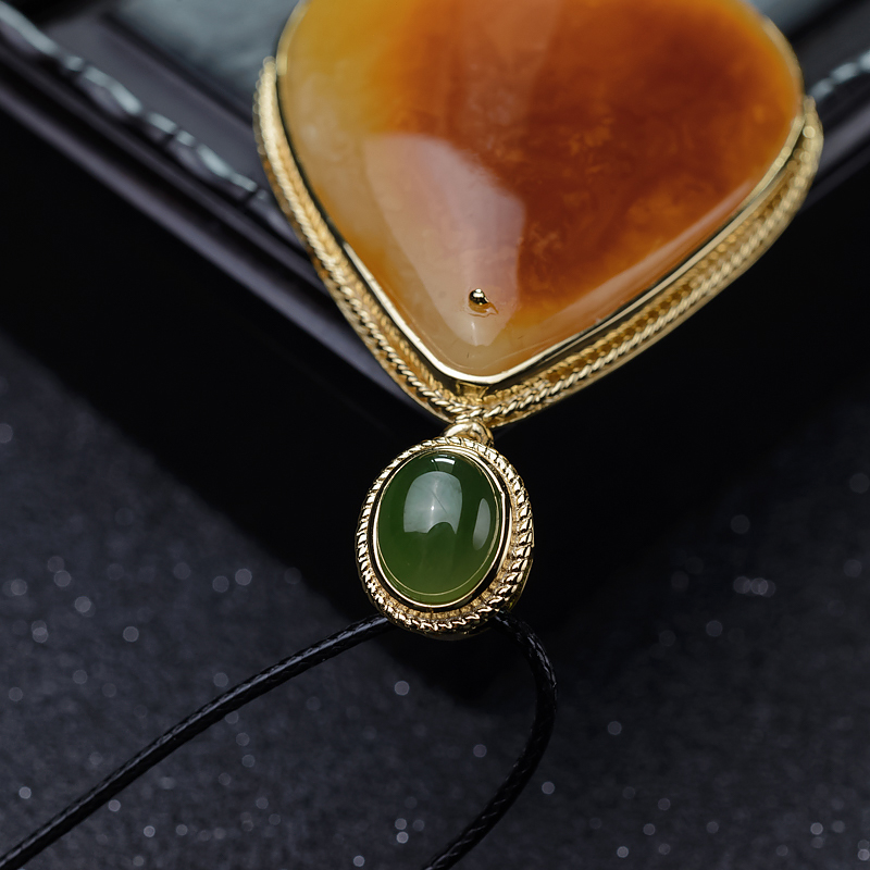 银镶俏色蜜蜡吊坠-红掌柜