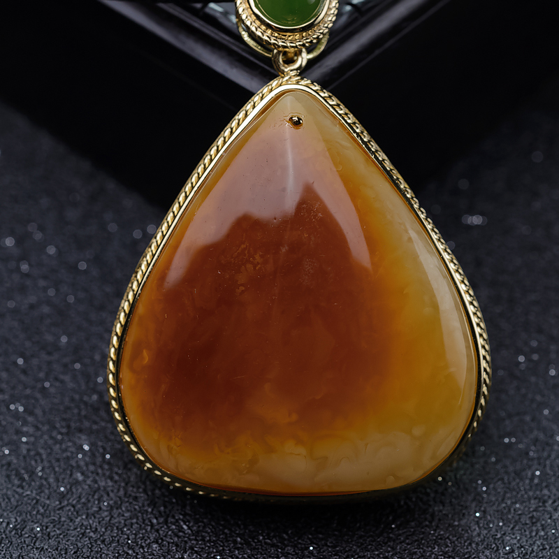 俏色蜜蜡吊坠-红掌柜