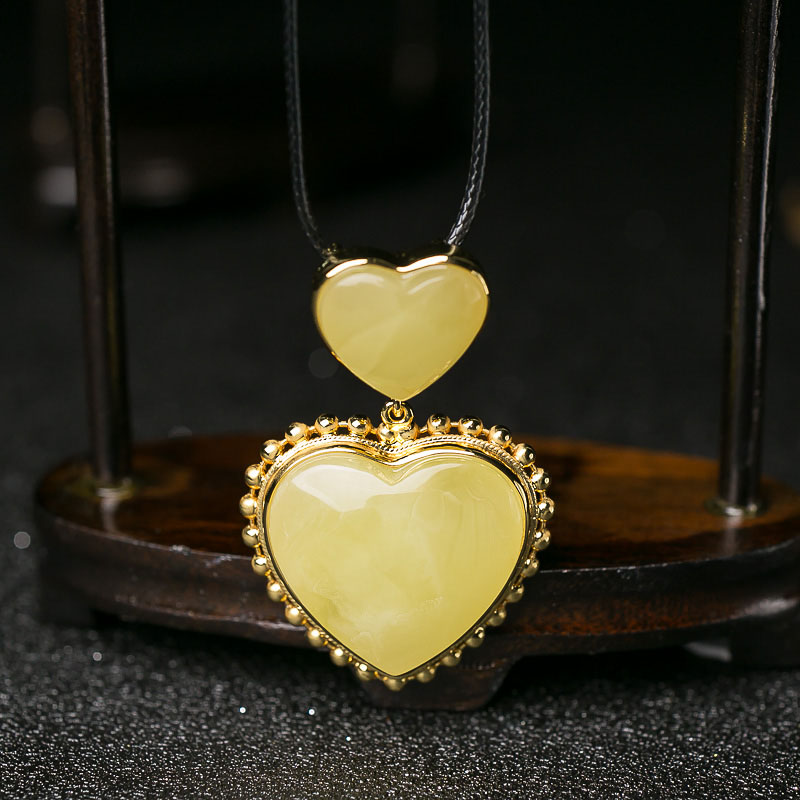 天然鸡油黄蜜蜡心形吊坠-红掌