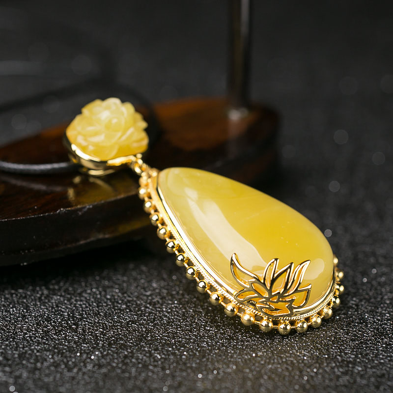 银镶鸡油黄蜜蜡水滴吊坠-红掌柜