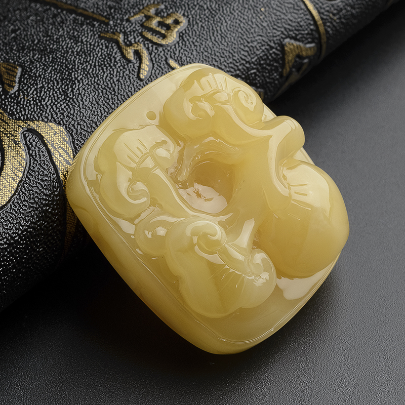 鸡油黄满蜜寿桃吊坠-红掌柜珠宝