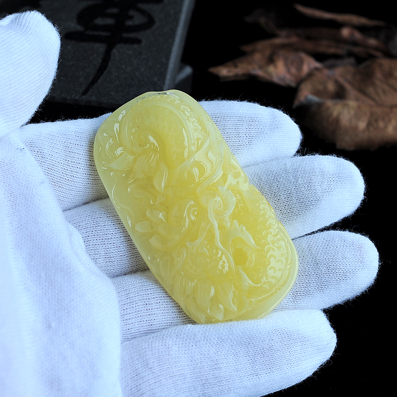 精雕飞龙蜜蜡挂件-红掌柜