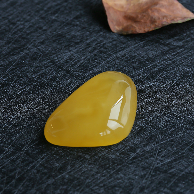 鸡油黄蜜蜡随形吊坠-红掌柜