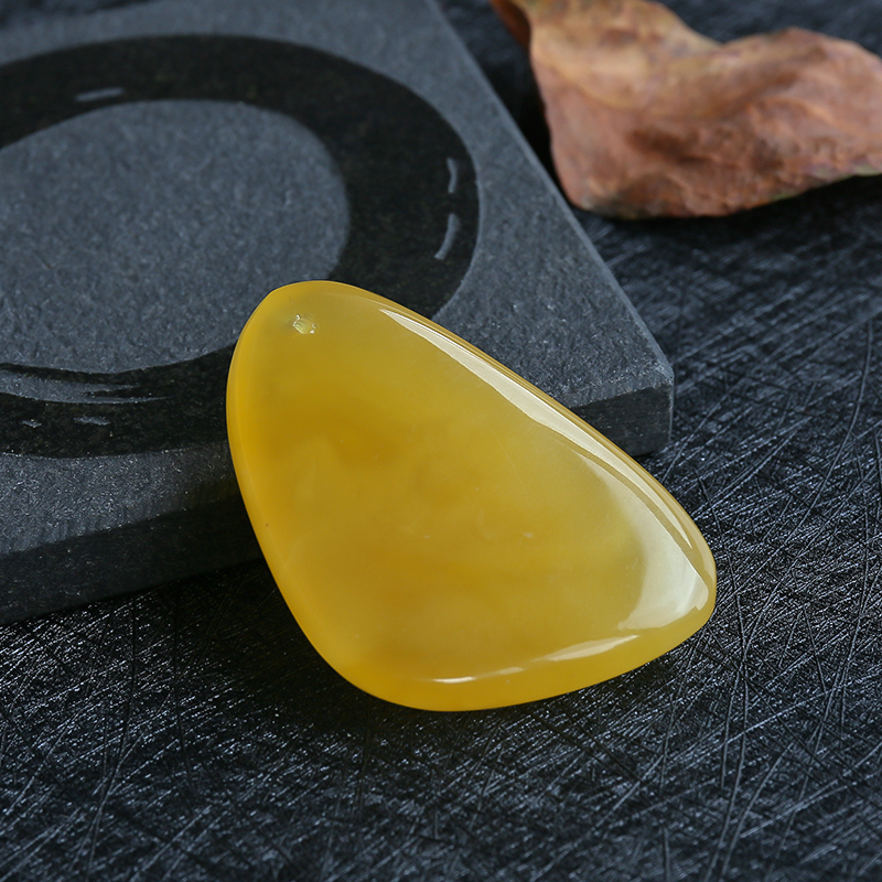 鸡油黄蜜蜡随形挂坠-红掌柜