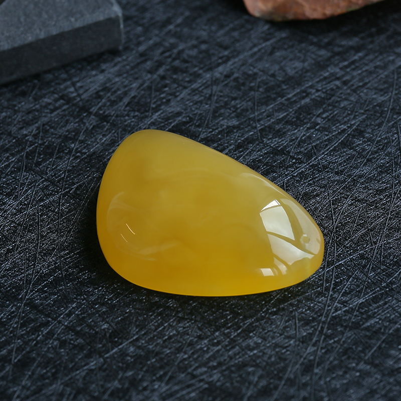 鸡油黄蜜蜡随形挂件-红掌柜