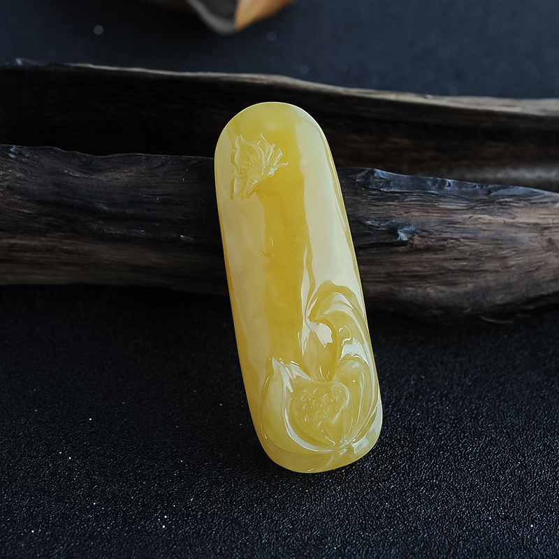 鸡油黄蜜蜡挂件-红掌柜