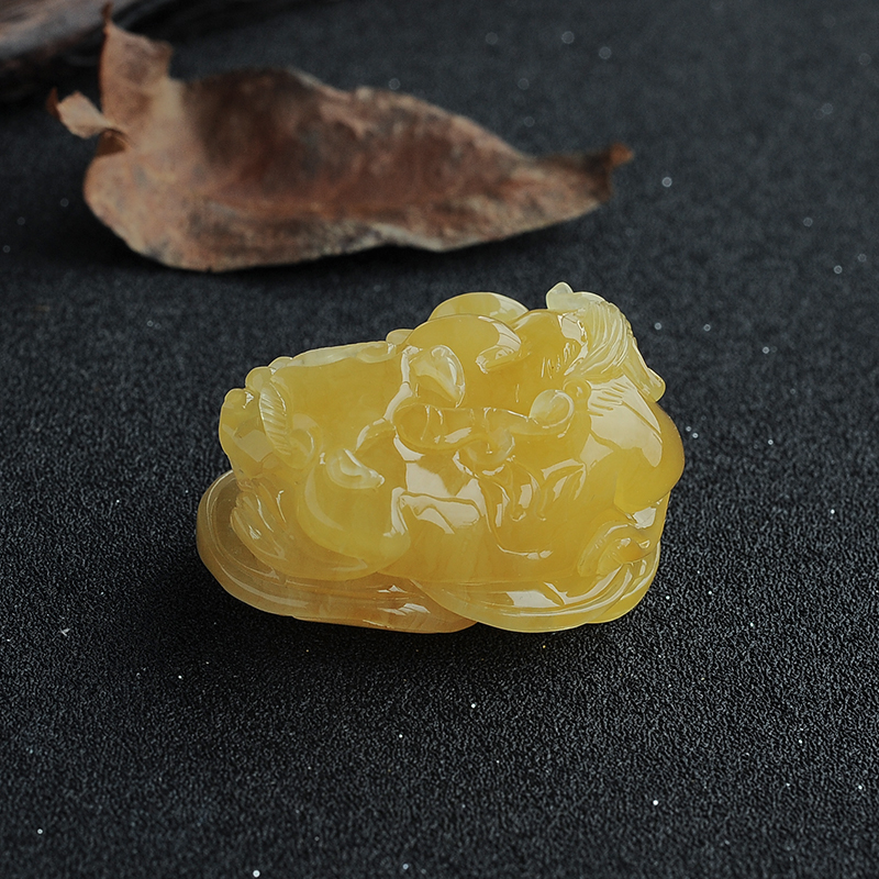 鸡油黄蜜蜡貔貅挂件-红掌柜
