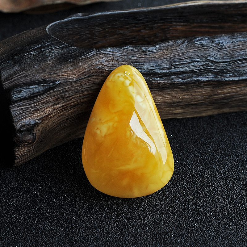 鸡油黄蜜蜡随形吊坠-红掌柜