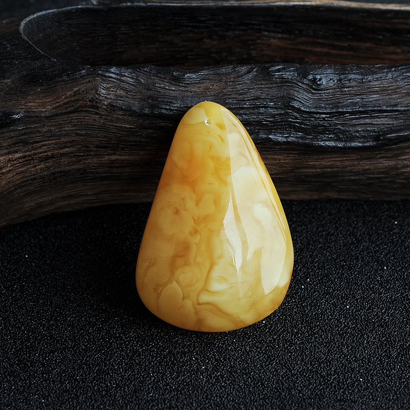 鸡油黄蜜蜡随形挂坠-红掌柜