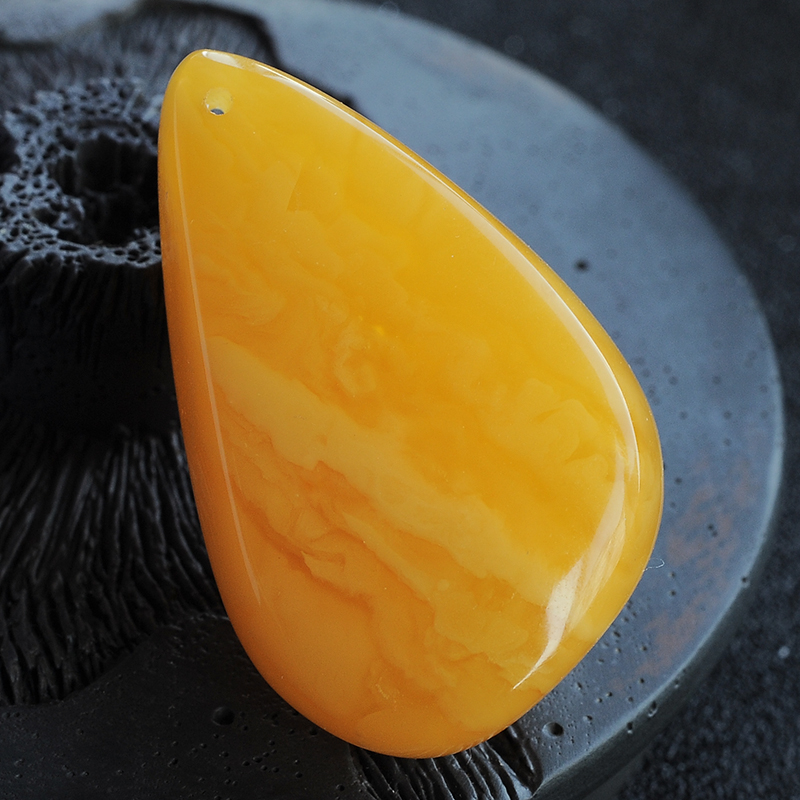 鸡油黄蜜蜡随形挂坠-红掌柜