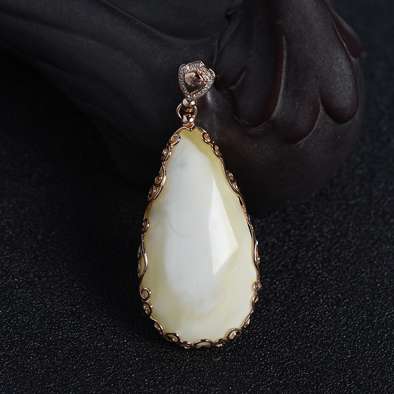 18K金镶白蜜水滴吊坠-红掌柜