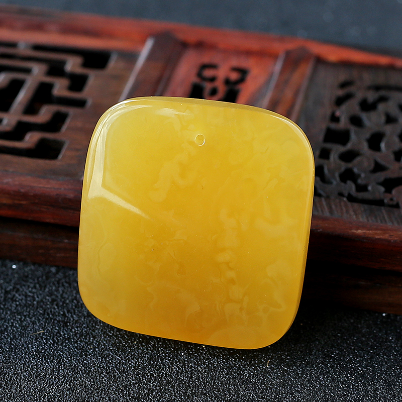 鸡油黄无事牌吊坠-红掌柜珠宝