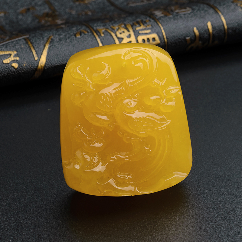 鸡油黄满蜜喜鹊吊坠-红掌柜珠宝