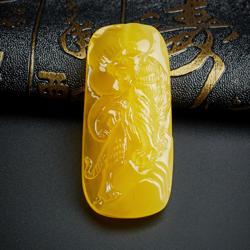 金包蜜鸡油黄虎虎生威吊坠 - 红掌柜珠宝