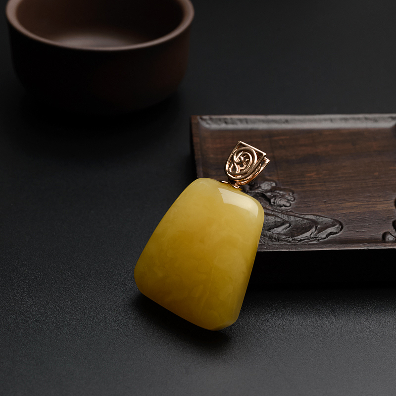 天然18K金镶满蜜鸡油黄蜜蜡吊坠 - 红掌柜