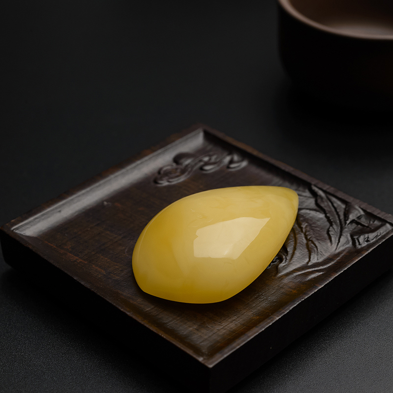 鸡油黄蜜蜡随形吊坠-红掌柜