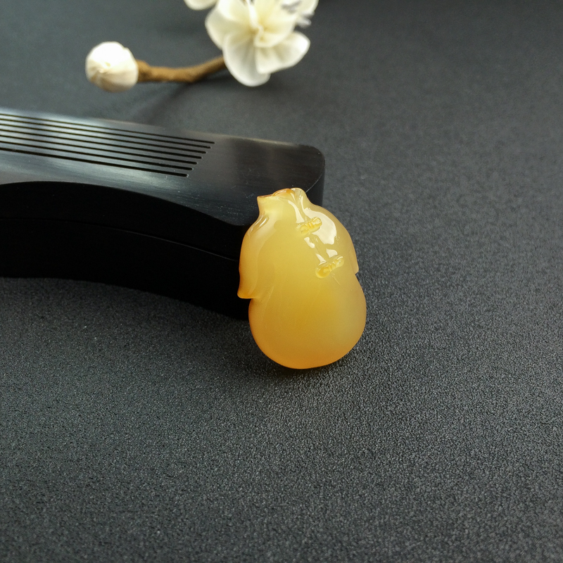 天然带皮鸡油黄蜜蜡衣服吊坠-红掌柜