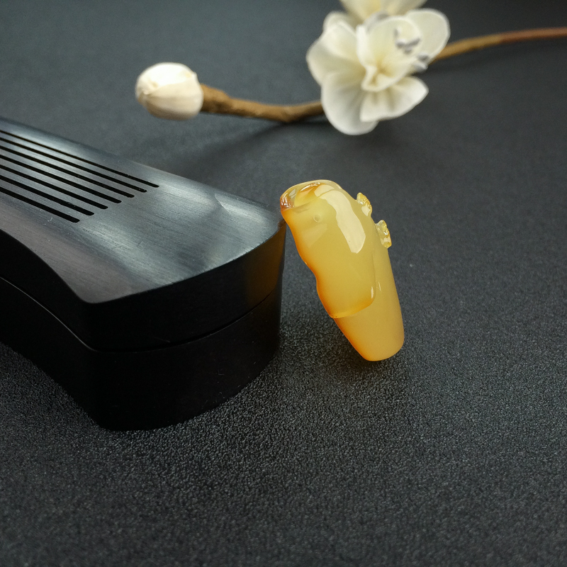 波罗的海天然带皮蜜蜡衣服吊坠-红掌柜