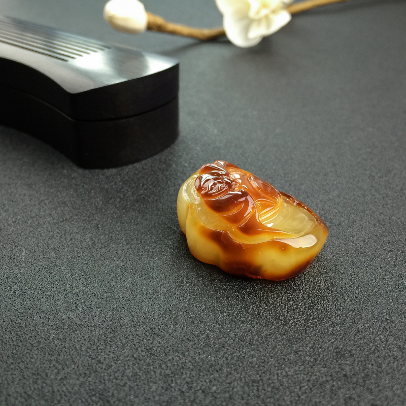 波罗的海天然带皮俏色蜜蜡吊坠-红掌柜