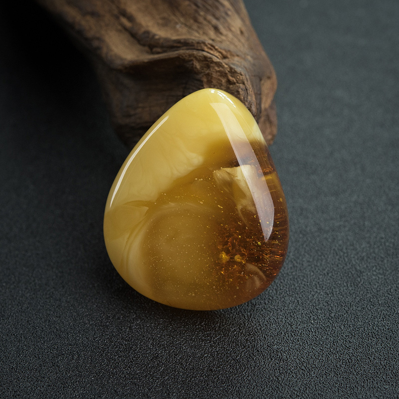 带皮金绞蜜随形吊坠-红掌柜