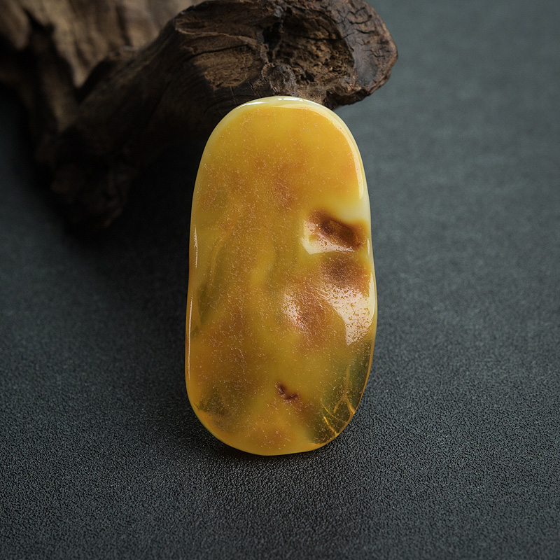 带皮鸡油黄蜜蜡吊坠-红掌柜