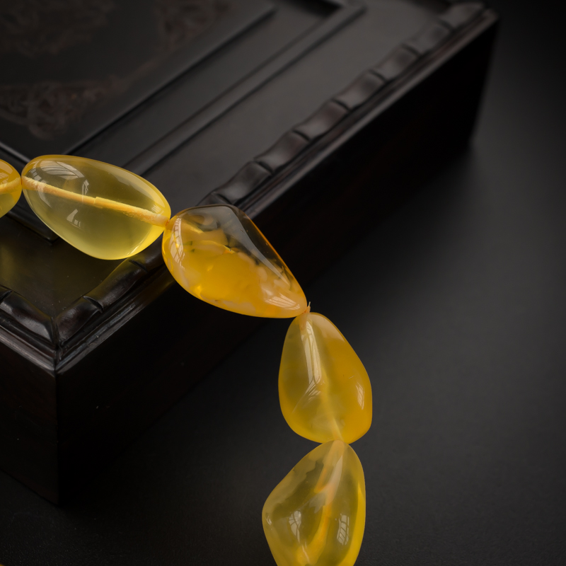 鸡油黄蜜蜡随形手串 - 红掌柜