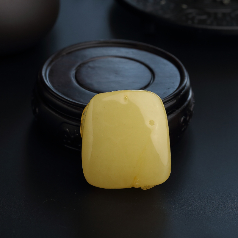 鸡油黄蜜蜡貔貅挂件-红掌柜