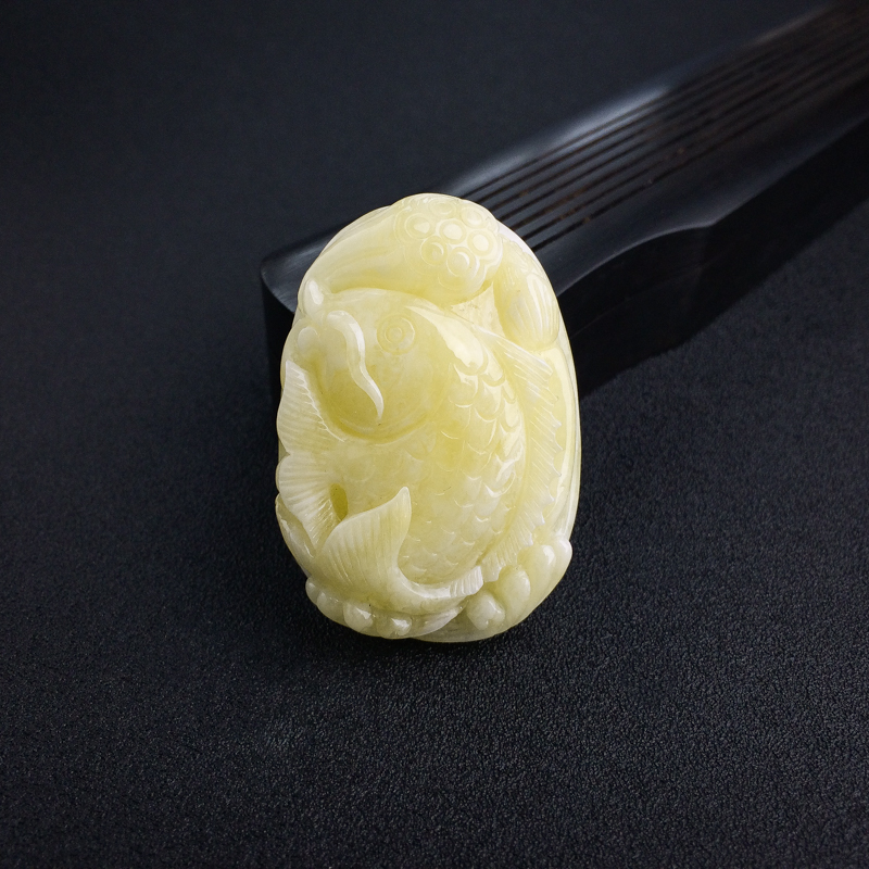 浅黄白花蜜连年有余吊坠-红掌柜