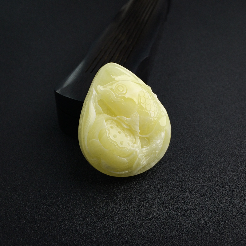 白花蜜连年有余吊坠-红掌柜