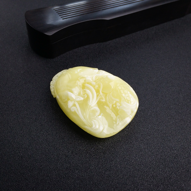 浅黄白花蜜连年有余吊坠-红掌柜