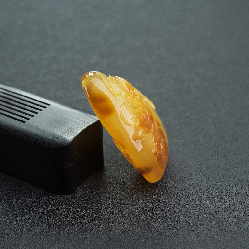 天然俏色蜜蜡幸福如意吊坠-红掌柜