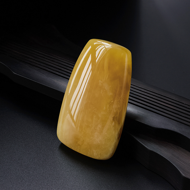 天然鸡油红蜜蜡无事牌吊坠 - 红掌柜