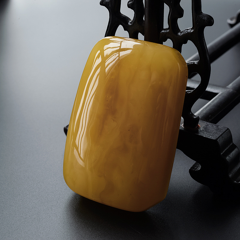 鸡油黄无事牌蜜蜡吊坠 - 红掌柜