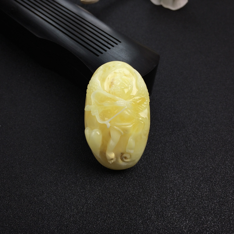 天然带皮浅黄白花蜜蜜蜡丘比特吊坠-红掌柜