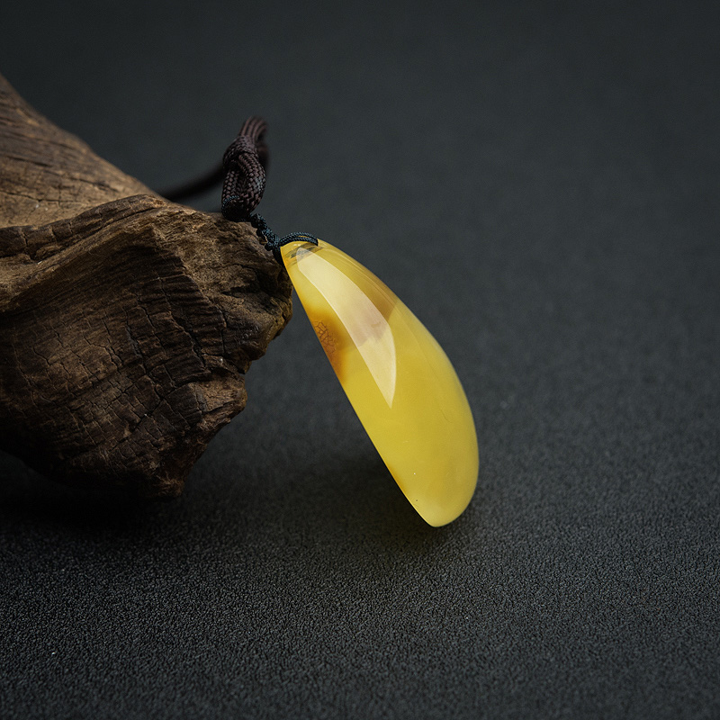 带皮金绞蜜随形吊坠-红掌柜